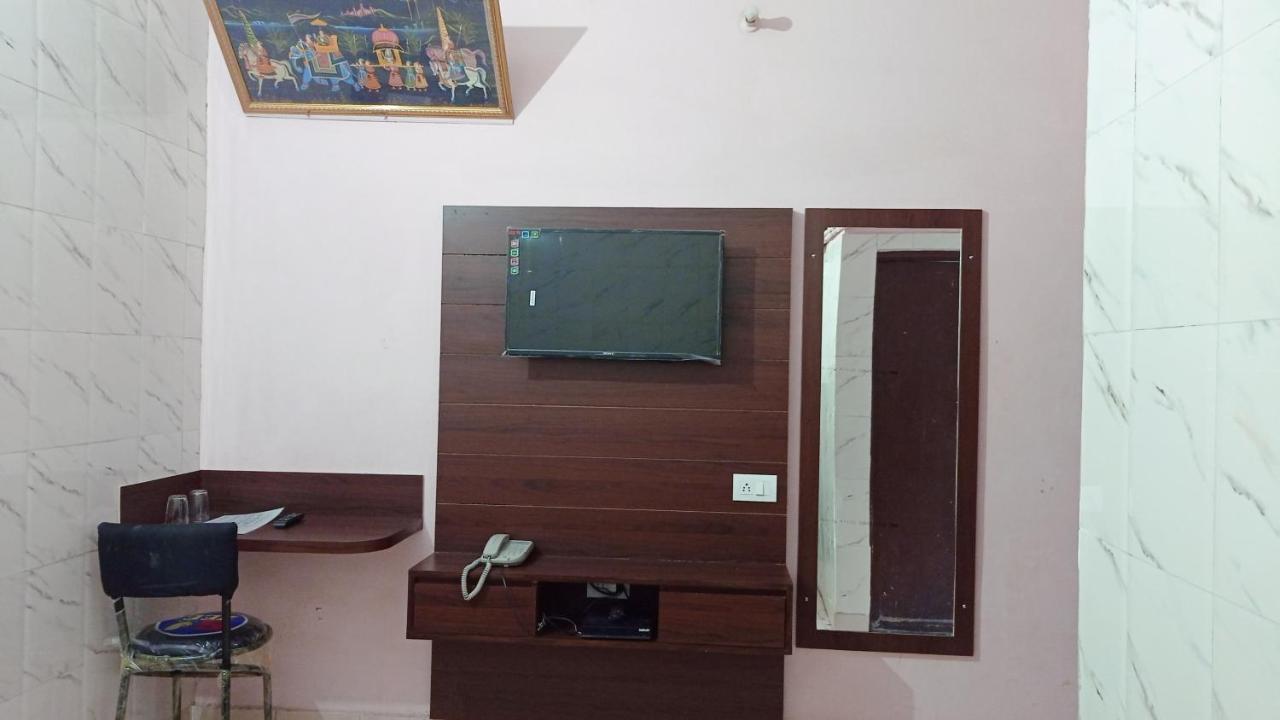 Hotel Om Palace - Couple Friendly & Local Id Accepted Джайпур Екстериор снимка